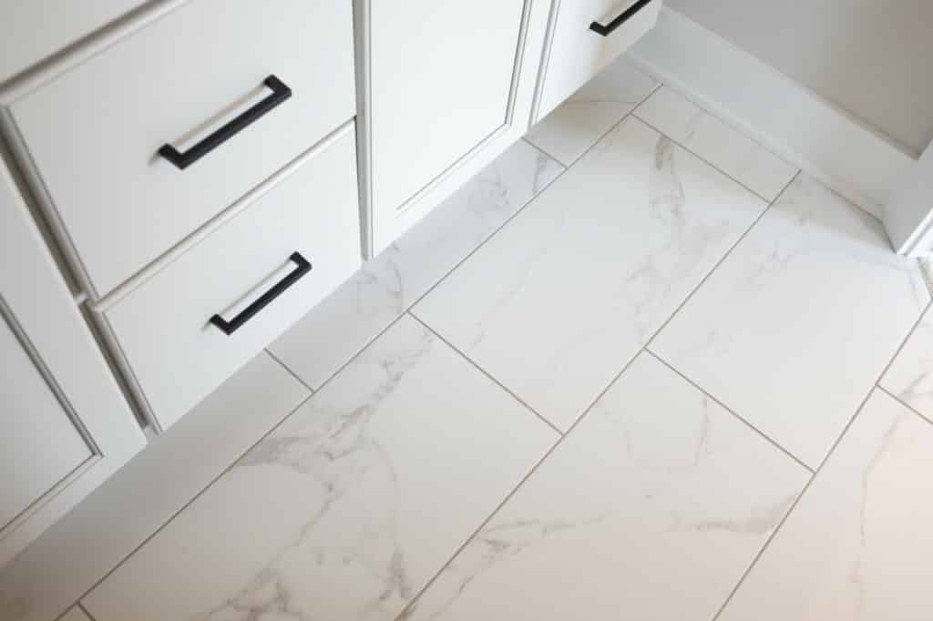 white marble tile bathroom floor